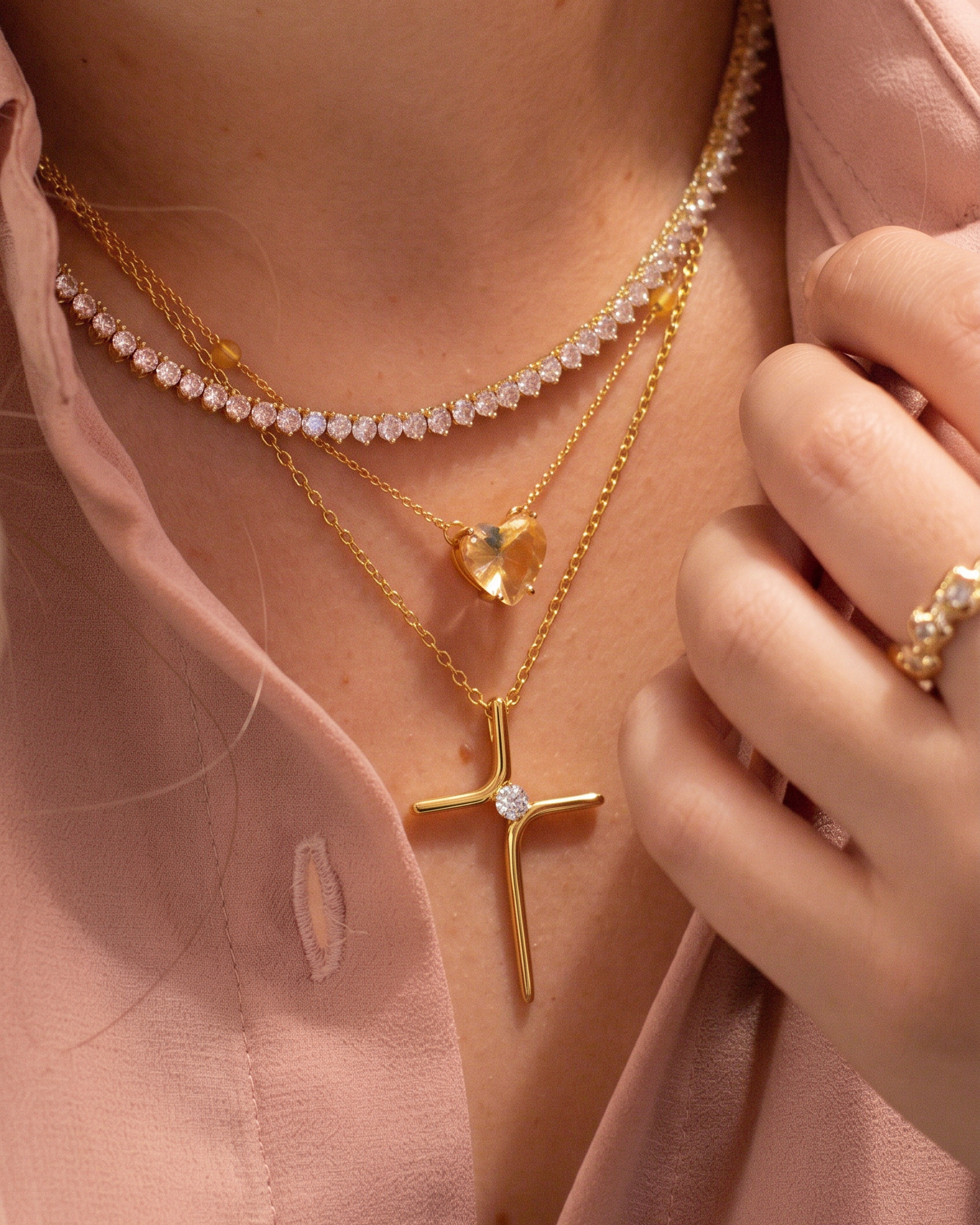 Collana Minimalista con Croce e Zirconia Centrale (Placcata in Oro)